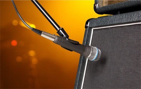 close miking an electric guitar amplifier