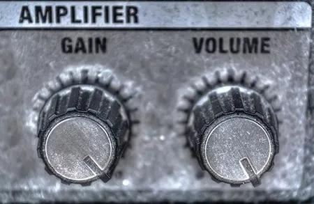 gain knob and volume knob on same amplifier