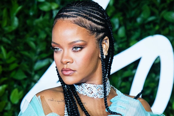 e ' incredibile quanto velocemente Rihanna ha raggiunto l'elenco dei best-seller di artisti di tutti i tempi