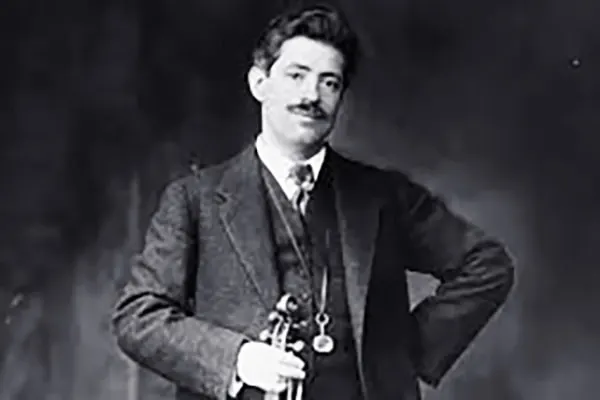 Friederick-Max Kreisler, also known as Fritz, is not only a top violinist but composed for violin concertos by the great composers as well.