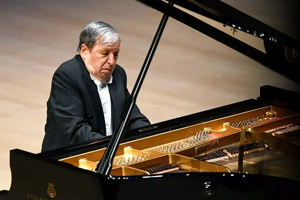 Our pick for the best pianist of all time is Murray Perahia who also excels at being a piano teacher and instructor.