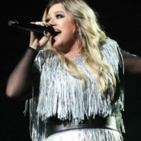 cropped-Kelly-Clarkson-Small.jpg