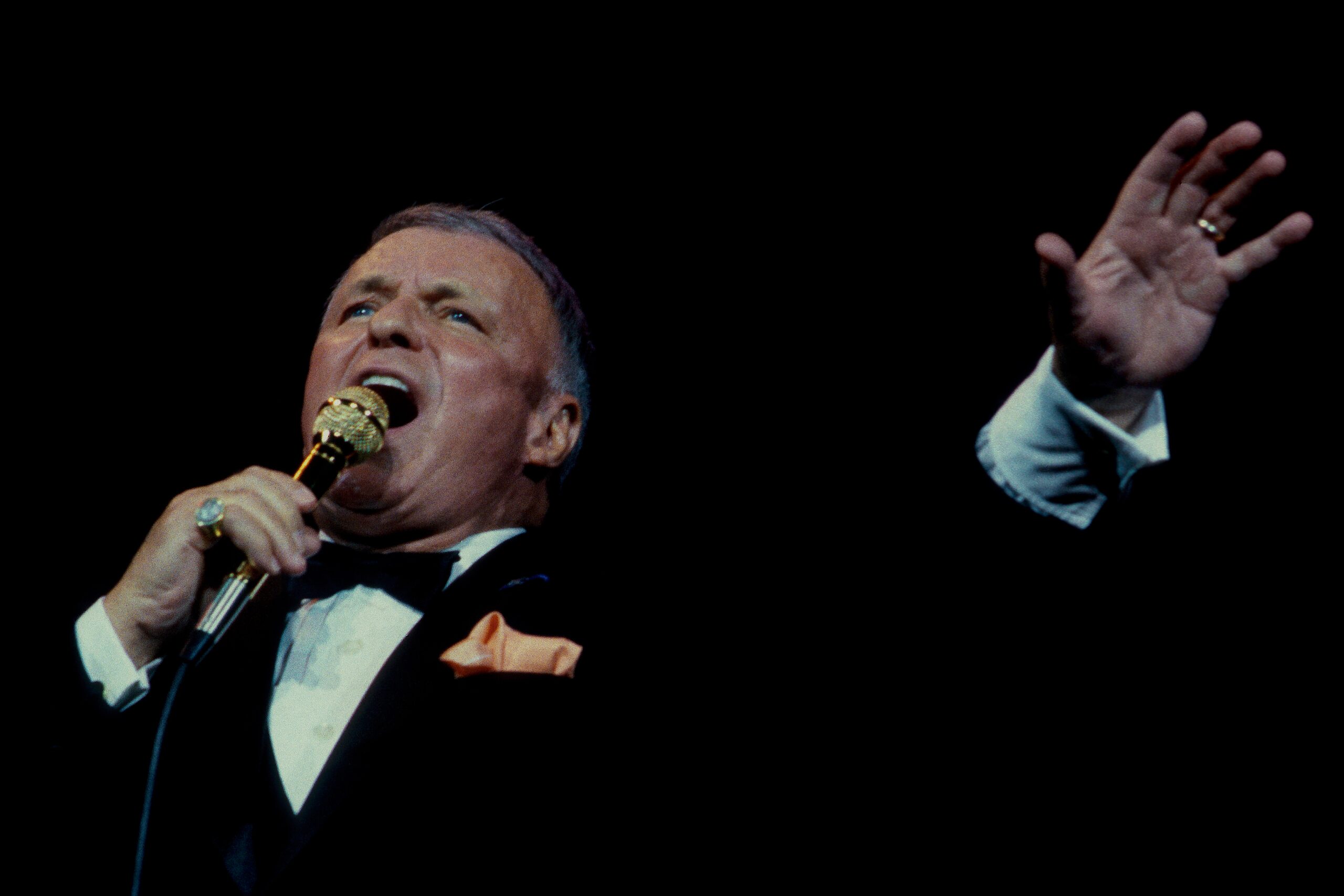 Chicago Illinois, USA, 10th September, 1986 Frank Sinatra performs at the reopening of the Chicago Theater.